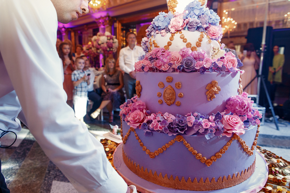 https://www.cosamiserve.com/image/catalog/blog/waiter-carries-luxurious-violet-wedding-cake-decorated.jpg